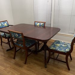 Extendable 6 person dining table 