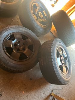 set a wheels aluminum size 18” for toyota tundra 5 holes needs to tires