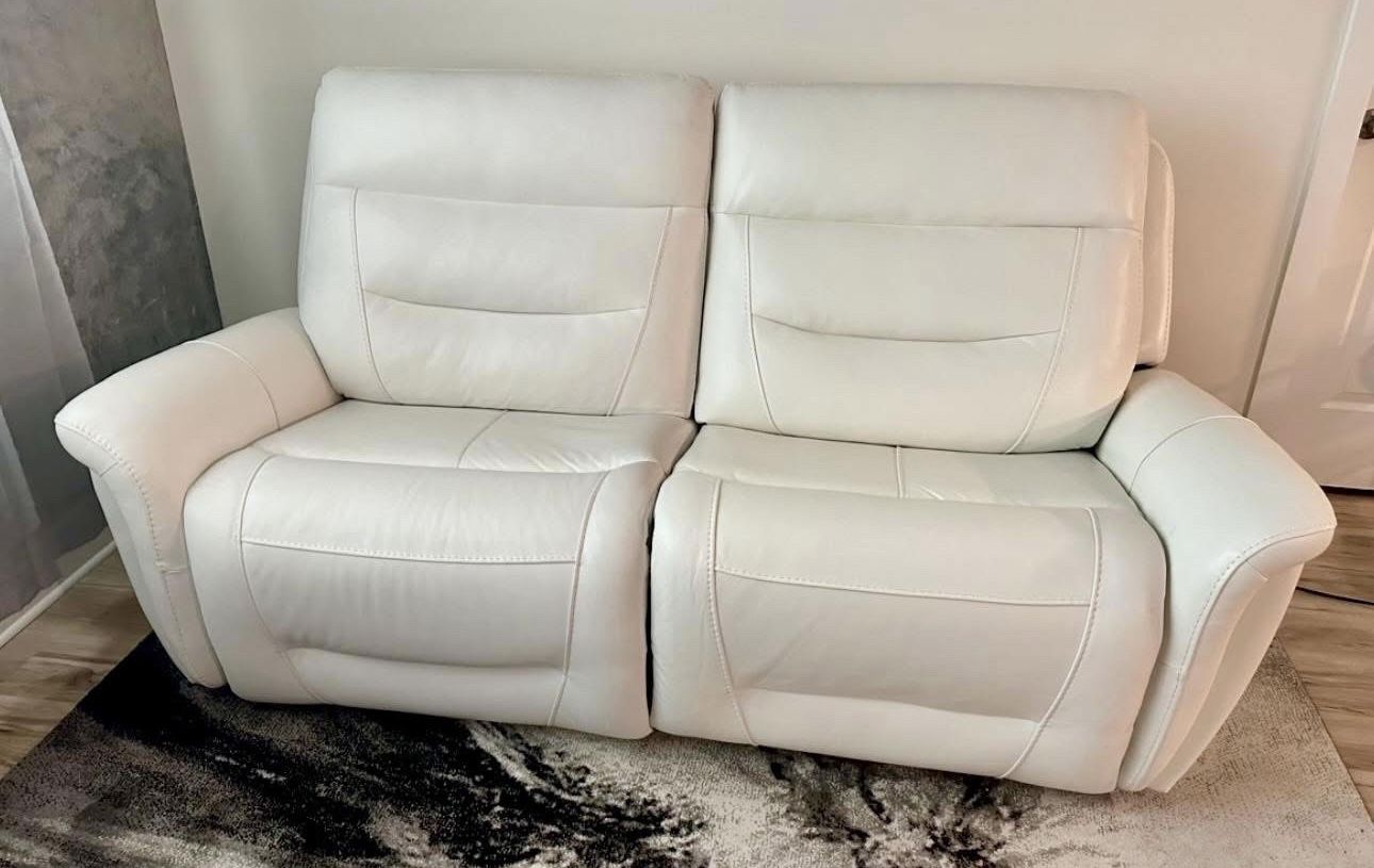 50% Off CINDY CRAWFORD HOME Regis Park White Dual Power -Top Grain Leather Sofa