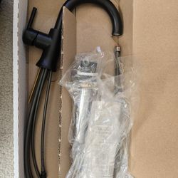 Single Handle Bathroom Faucet in Matte Black

