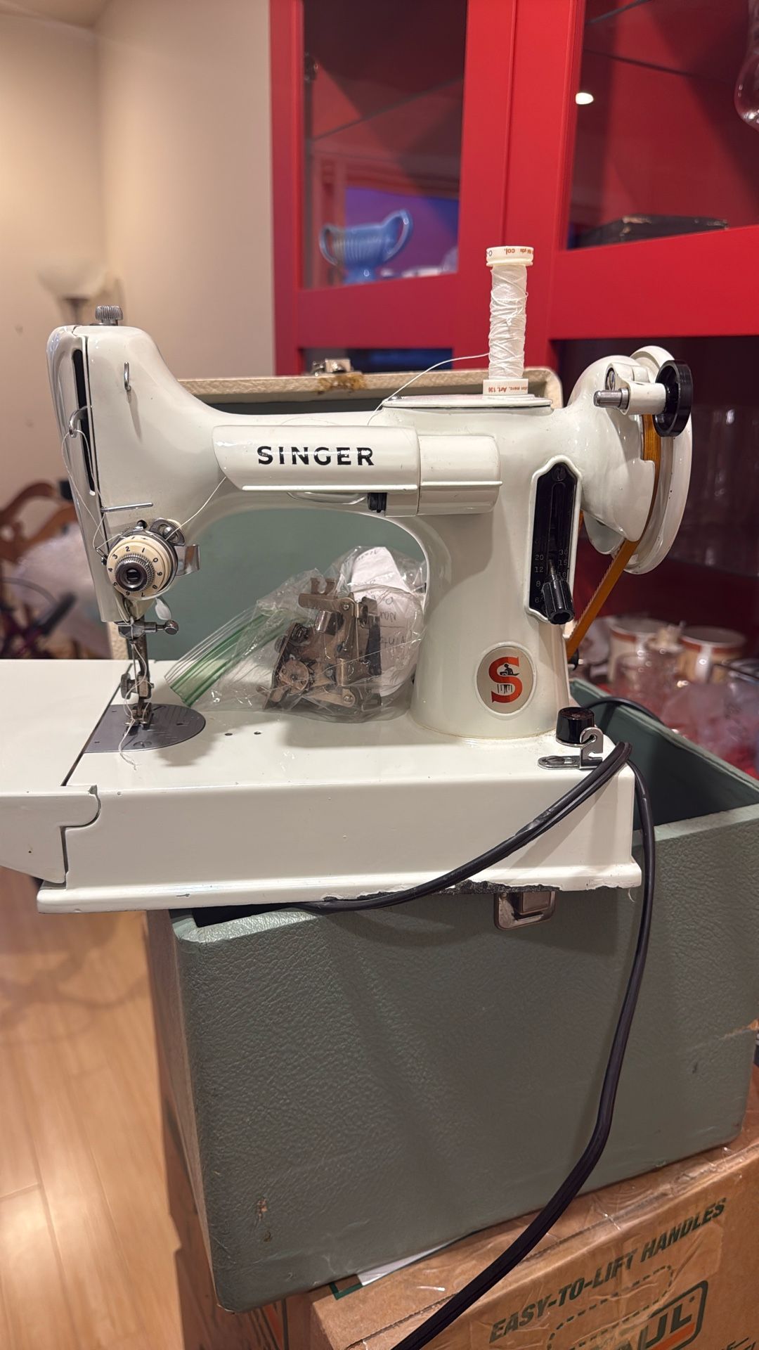 Vintage Singer Sewing Machine – With Case & Buttonholer