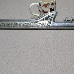 1958 CHEVROLET APACHE 31 FENDER EMBLEM SPEAR