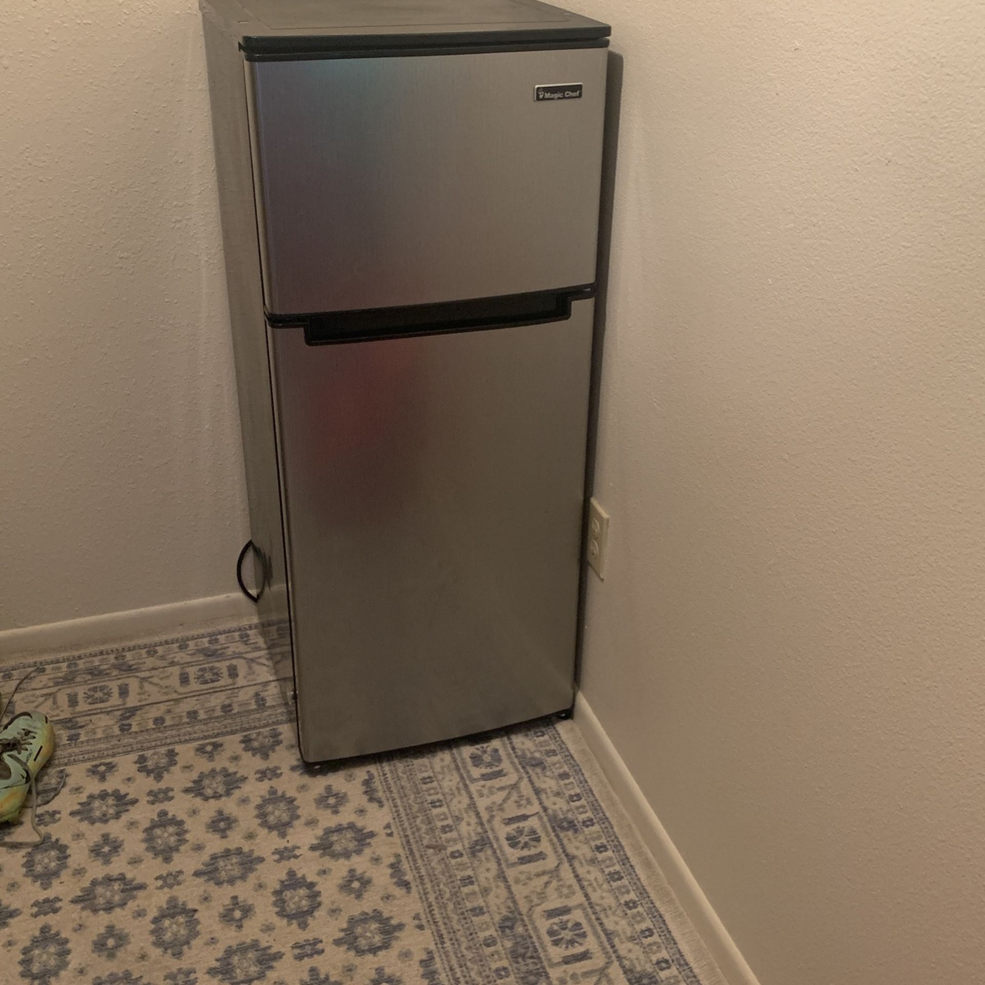 Magic chef 4.5 two outlet door refrigerator