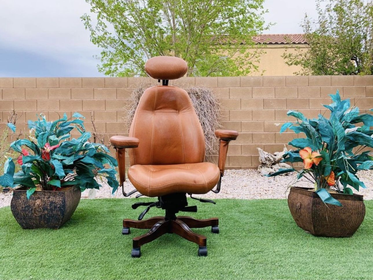 BEAUTIFUL LIFEFORM EXECUTIVE OFFICE CHAIR ( FREE DELIVERY 🚚 FIRM PRICE $1000 ) GENTLY USED 👌🏻🥰