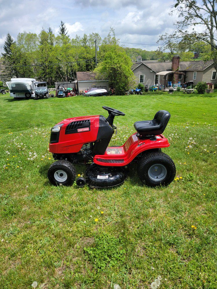 2011 Craftsman LT2000 Lawn Tractor.