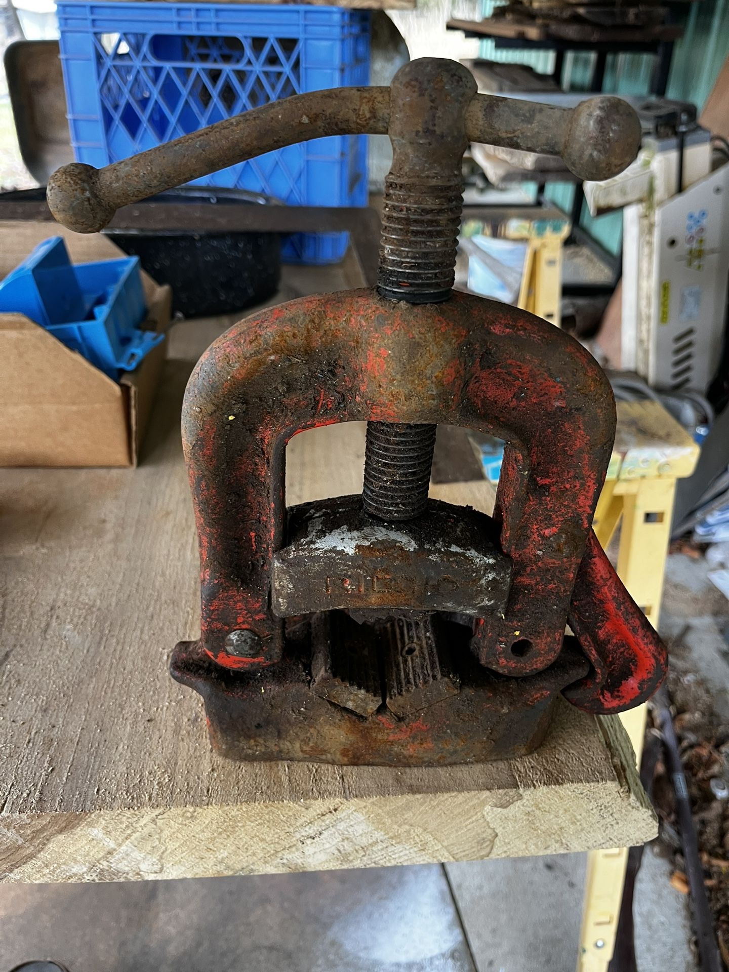 Rigid Bench Yoke Vise