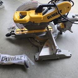 DEWALT 12-in 15-Amp Dual Bevel Sliding Compound Corded Miter Saw