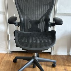 Herman Miller Aeron PostureFit Fully Loaded Size B Great Condition,