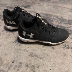 Under Armour Youth Black Athletic Cleats