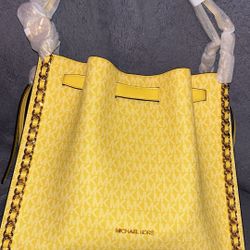 MK Purse , brand new , Medium Size, yellow & Gold .