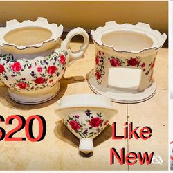$20 Shabby Chic Ceramic Floral Teapot  with Gold in good condition with a tea ligth base