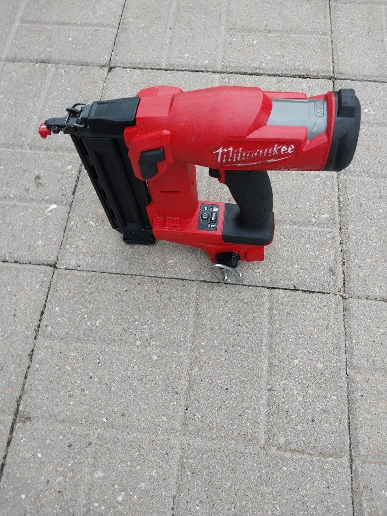 Milwaukee 18GA Brad Nail 1. 02 mm -  5/8"  -  2- 1/8"  Tool Only  ( Condition Good  )