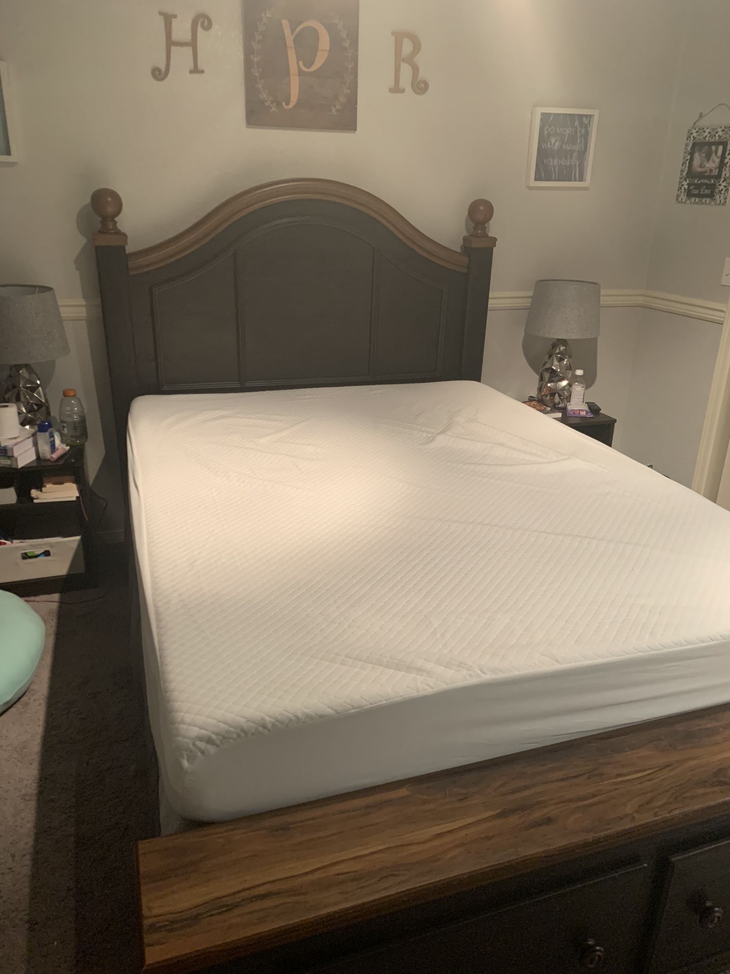 Queen bed w/mattress and box spring