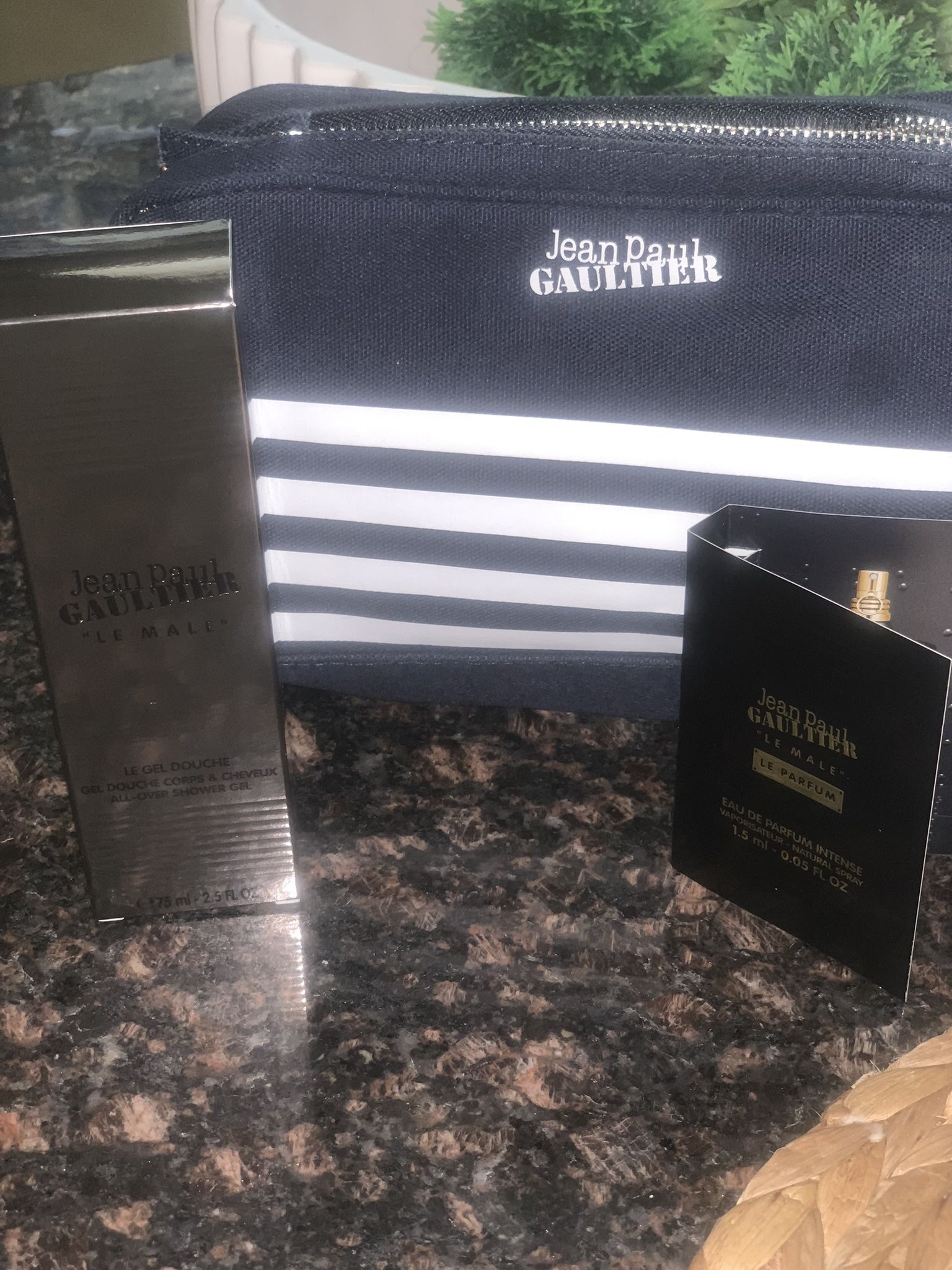 New Mens Travel Bag With Shower Gel & Cologne Sample