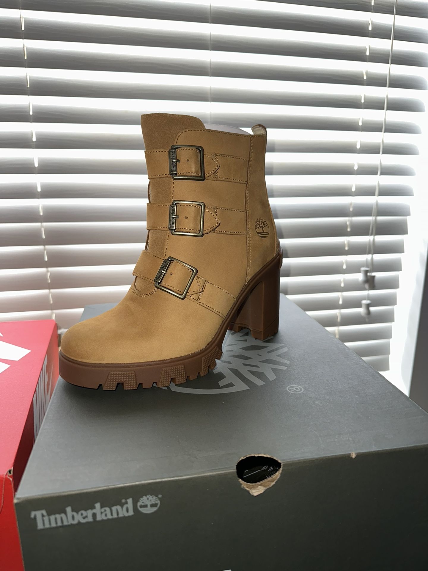 Woman’s Timberland Lana Point Buckle Boots 9.5