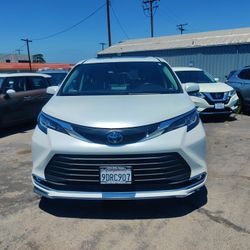 2023 Toyota Sienna XLE Minivan 4D Hybrid