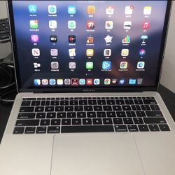 2017 MacBook pro 256g silver