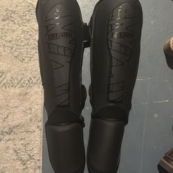 SHIN GUARDS AND MMA GLOVES TATAMI