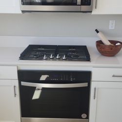 New Gas Cooktop, Electric Oven, And Microwave