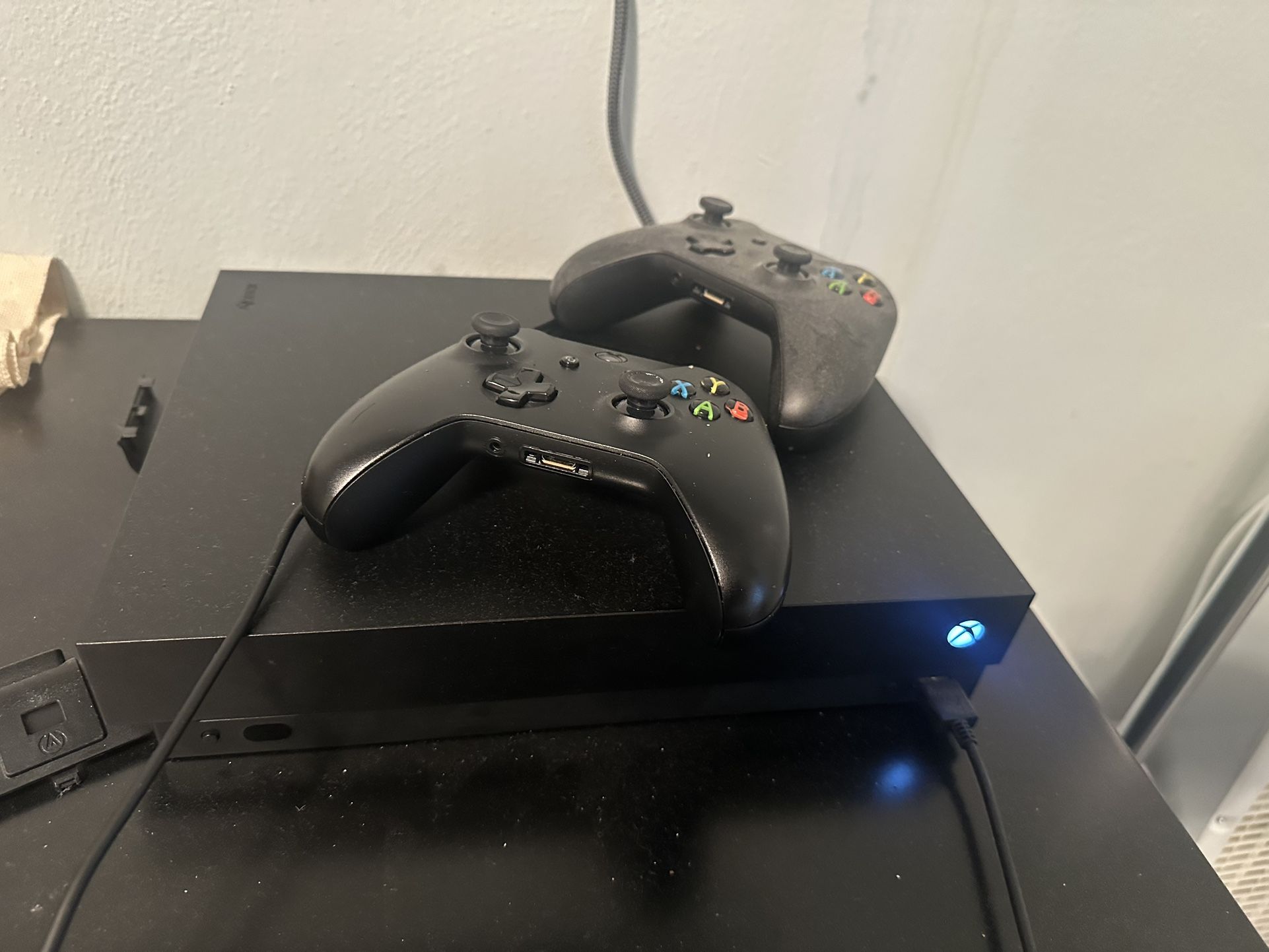 Xbox One X 1 Tb +2 Controller +accumulator Battery