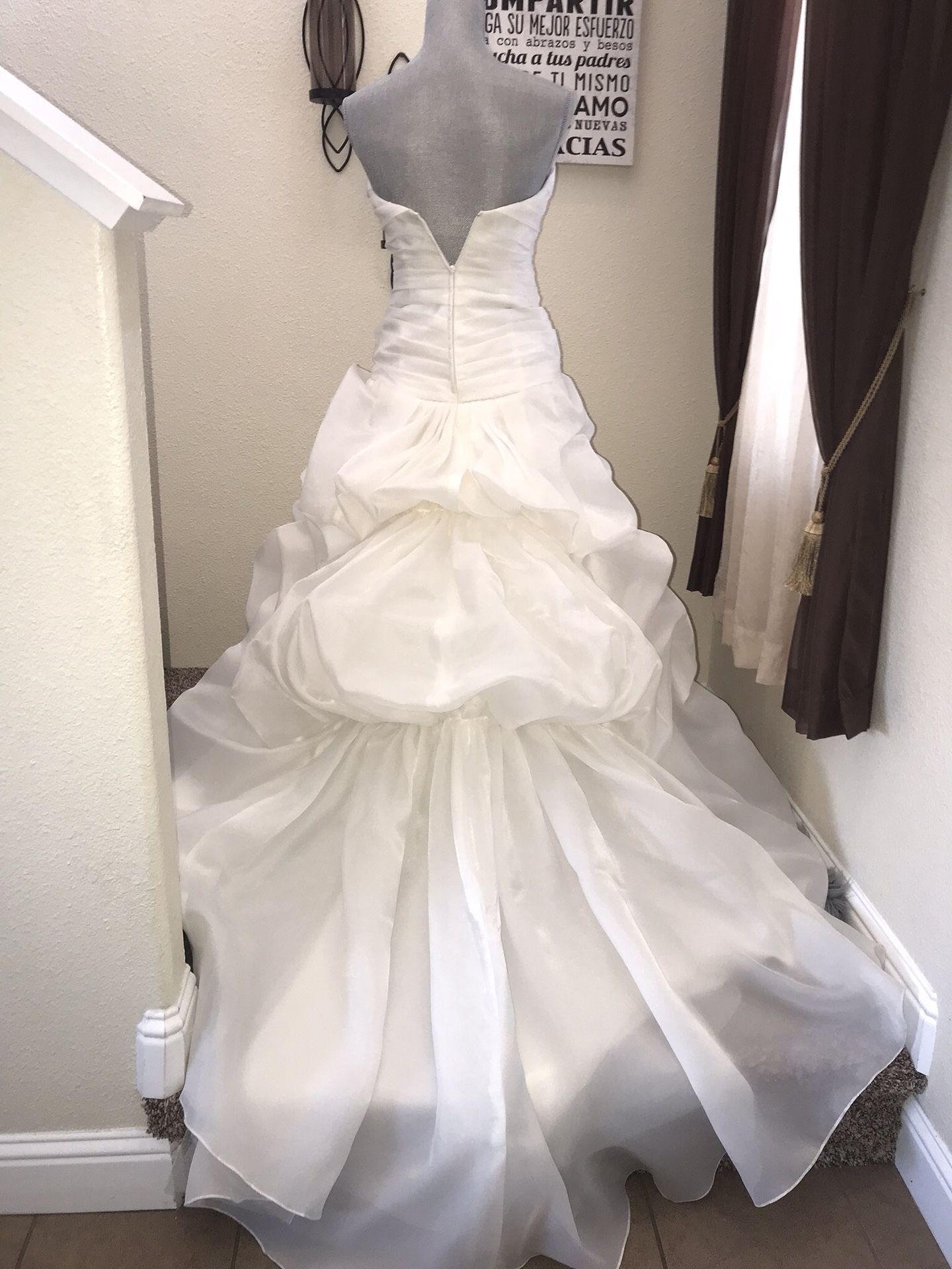 New wedding dress ivory size #4 it's w/vail including tangs still on it.