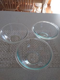 Pyrex Clear 1 1/2 Quart Bowls. Set of 3