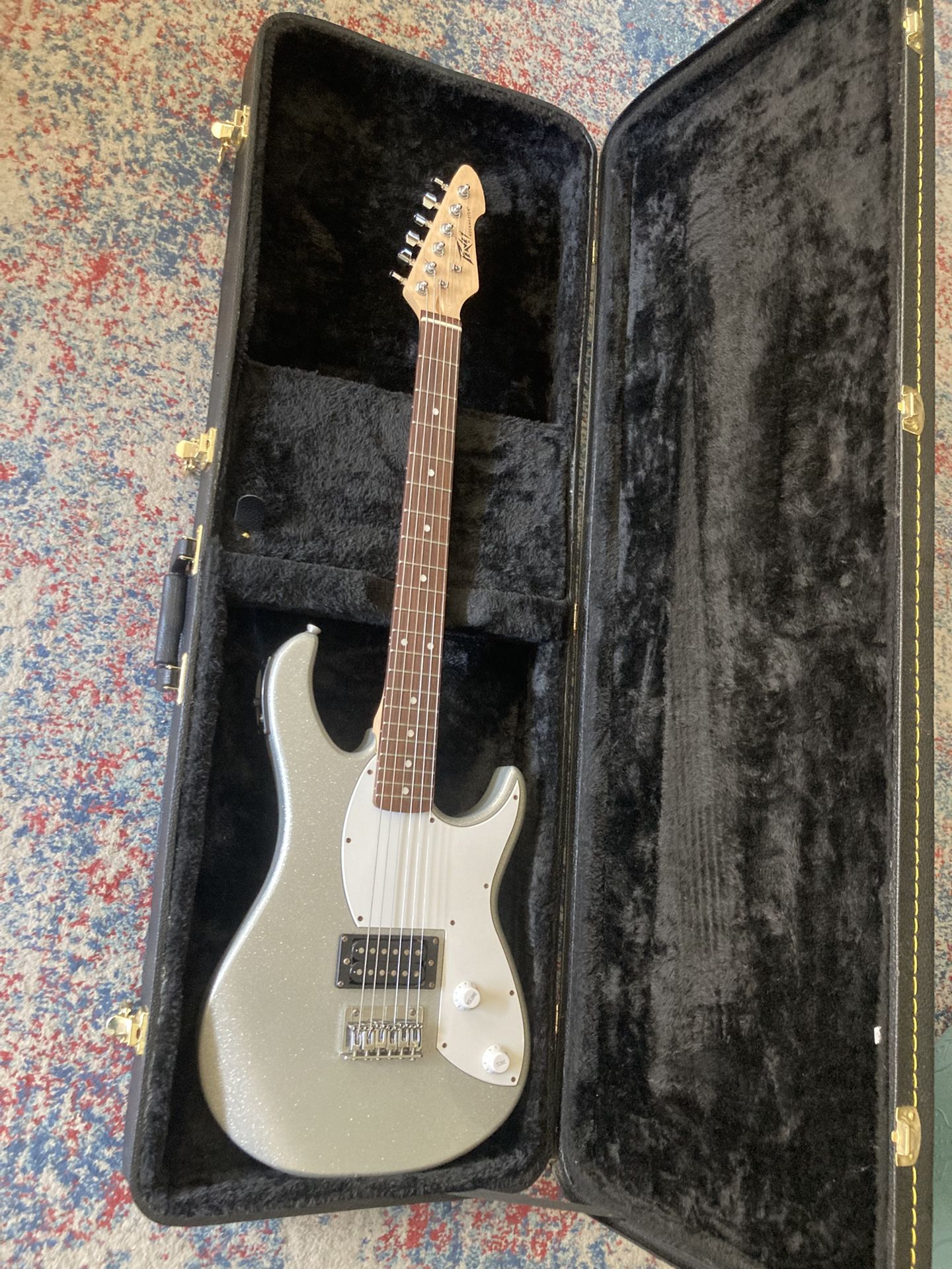 Peavey Rockmaster Electric Guitar W/ Hard Shell Case (built In Headphone Amp)