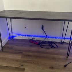 Desk with hairpin legs. 