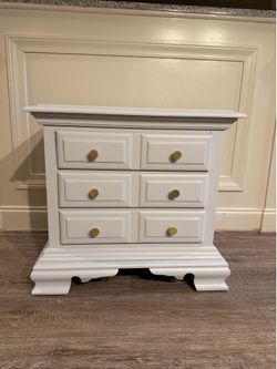 Cute 3-drawer nightstand w gold knobs