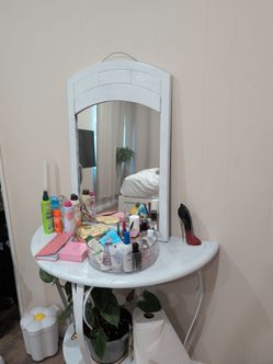 Table with mirror
