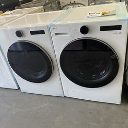 LG 4.5 Cu Front Load Washer & Gas Dryer Set In White