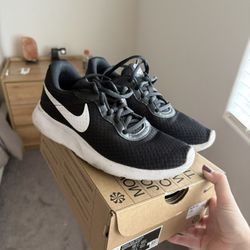 womens nike tanjun. size 7