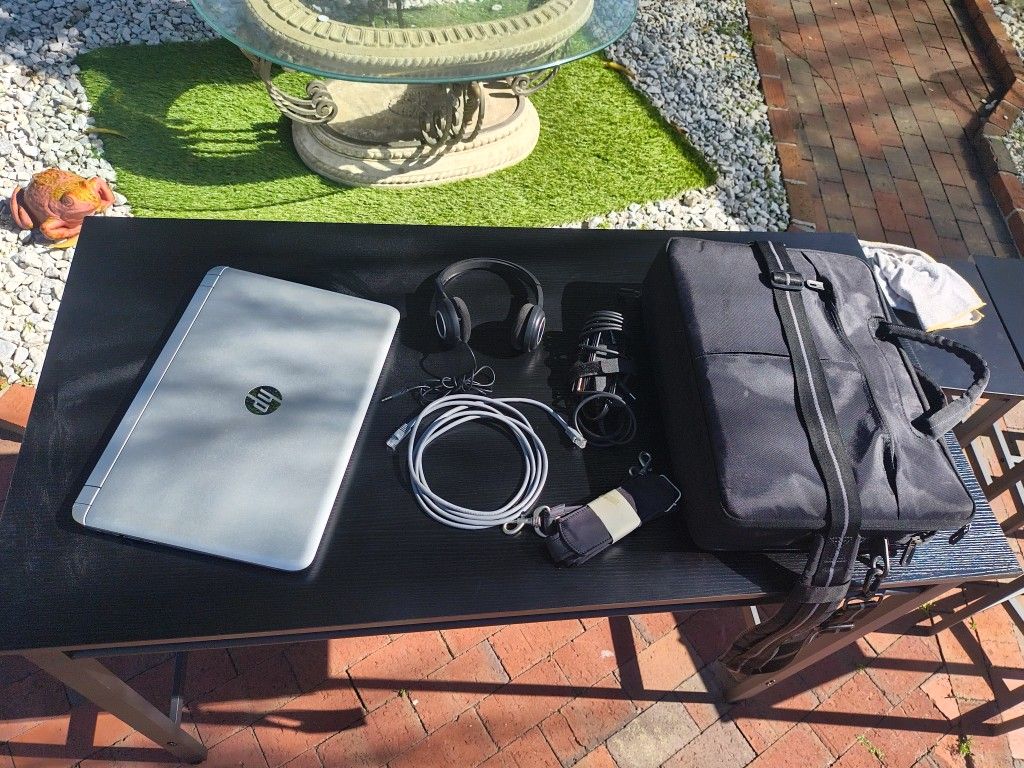 HP Laptop. Pavilion 15". With Accesories