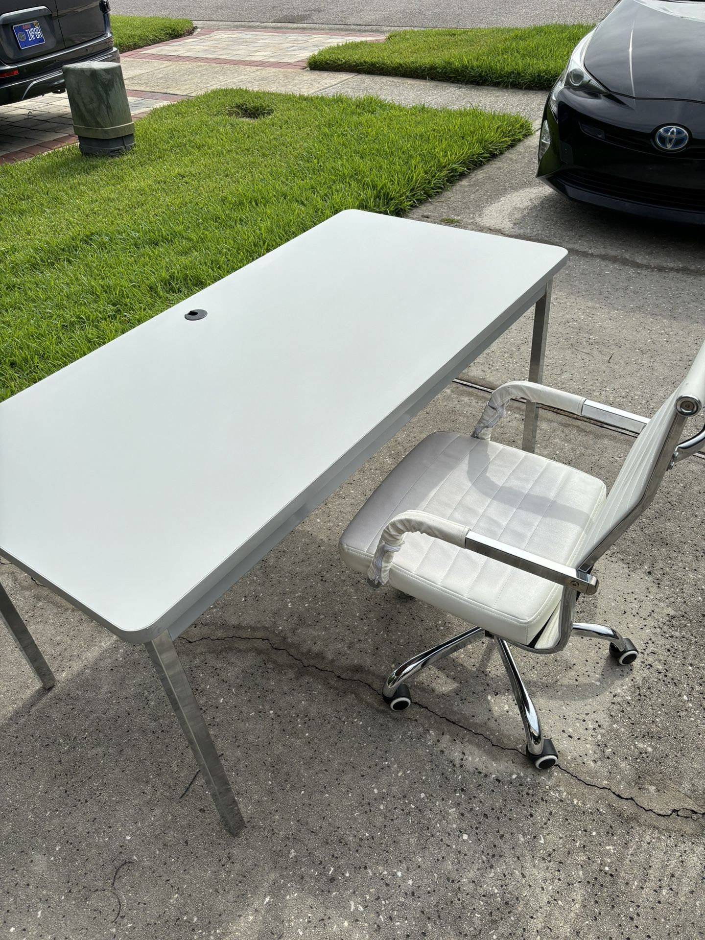 $50 Including Delivery: Office desk & Chair