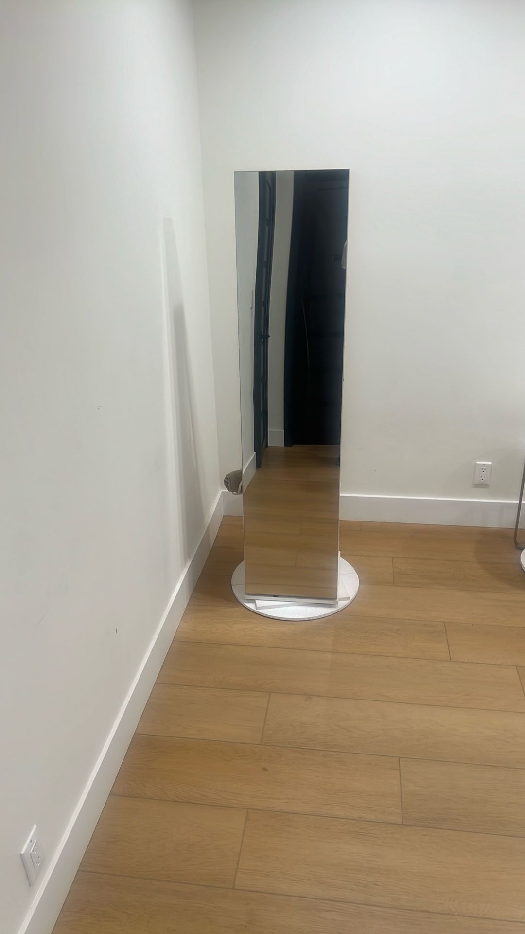 Stand Up mirror vanity