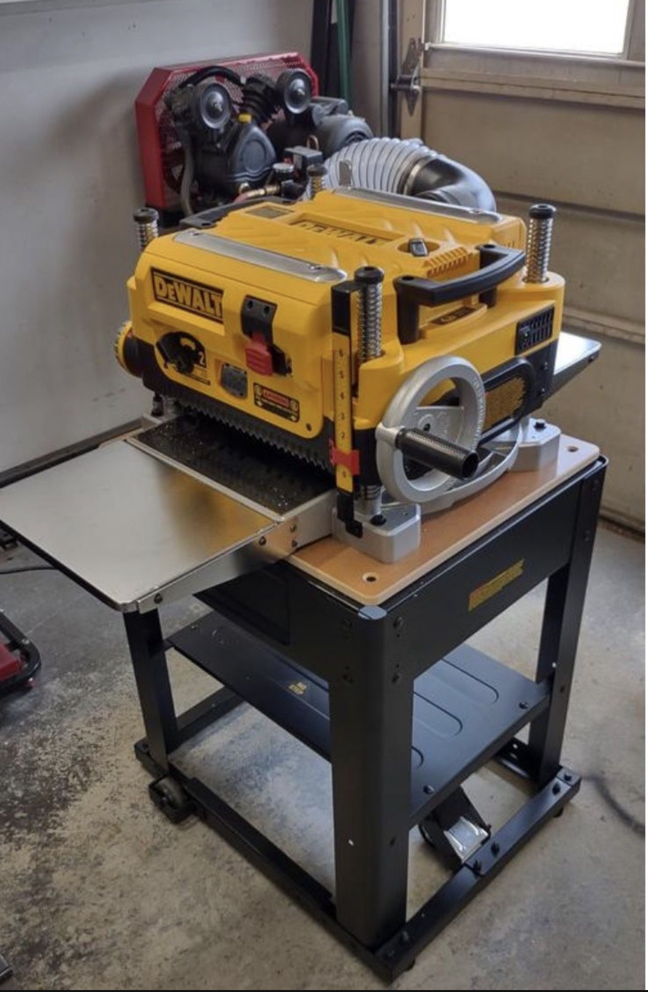 Dewalt Planer DW735X w/ folding tables & rolling stand