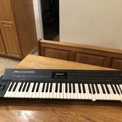 Yamaha DS55 digital synthesizer keyboard