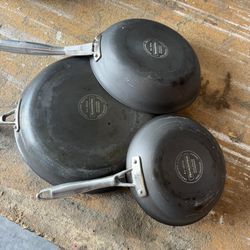 Great set of pans And mixing Bowels 