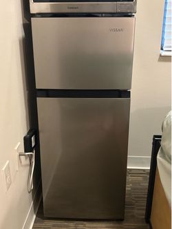 4.5 VISSANI cubic ft Mini Fridge w/ Freezer