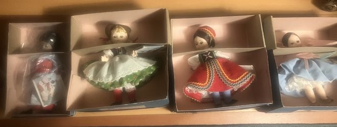 8 NIB Madame Alexander Dolls From Around The World