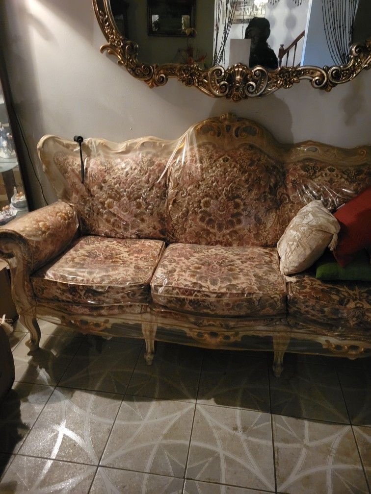 Gorgeous Antique Sofa Set