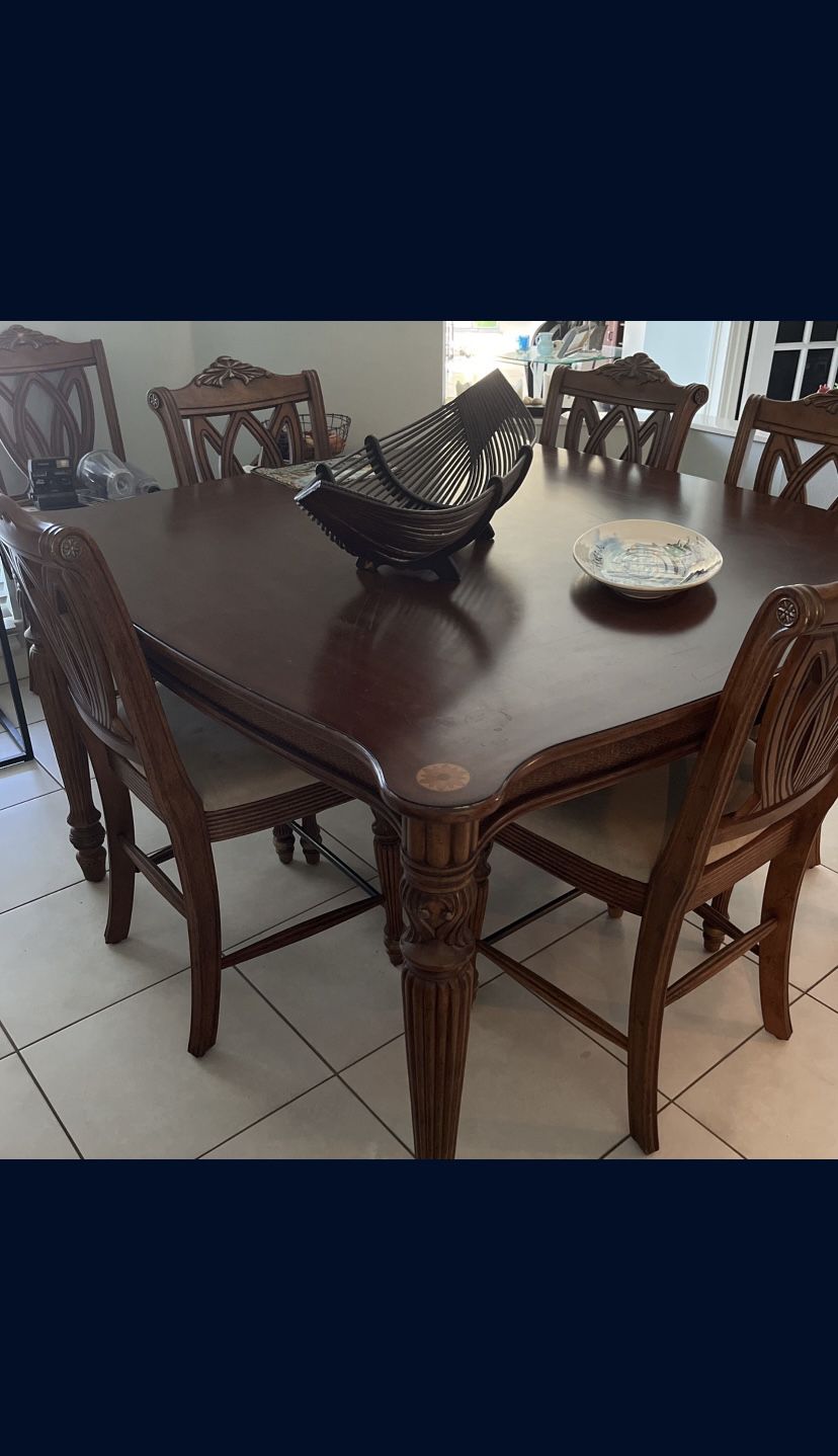 Tradewind Dining Table w/6 Chairs