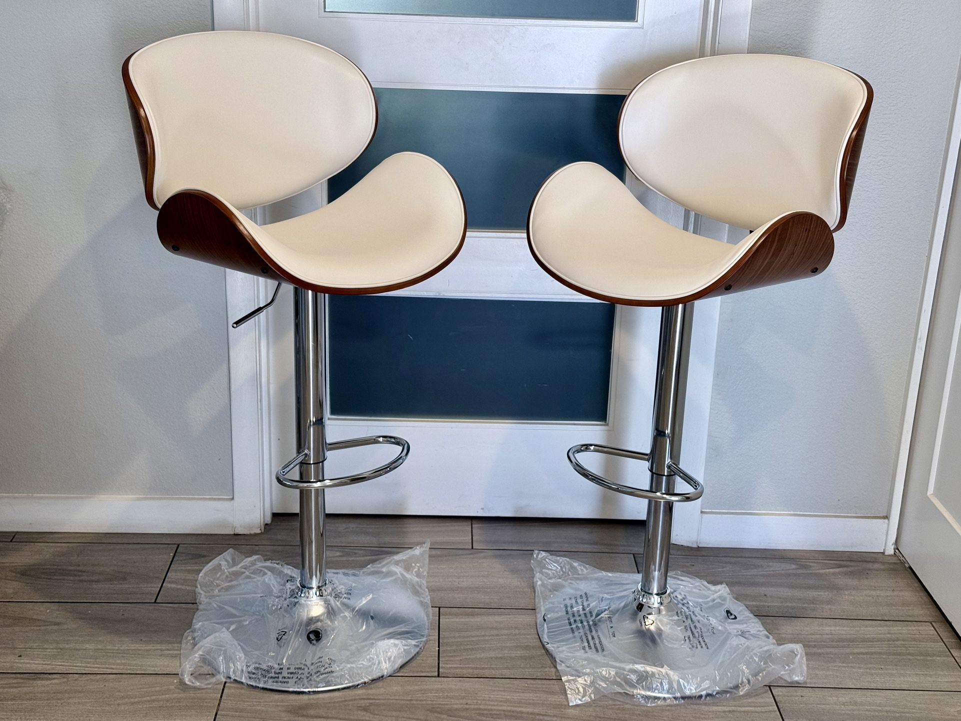 SET OF 2 WHITE FAUX LEATHER ADJUSTABLE SWIVEL STOOLS ( BRAND NEW AND ASSEMBLED )