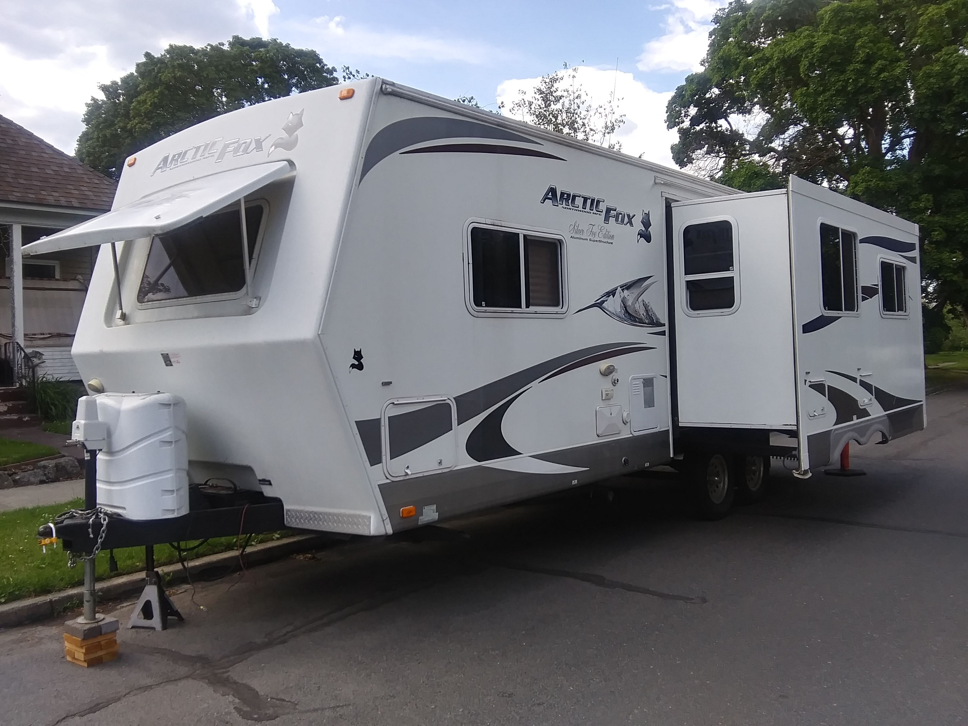 27ft 2011 silver fox pop out travel trailer