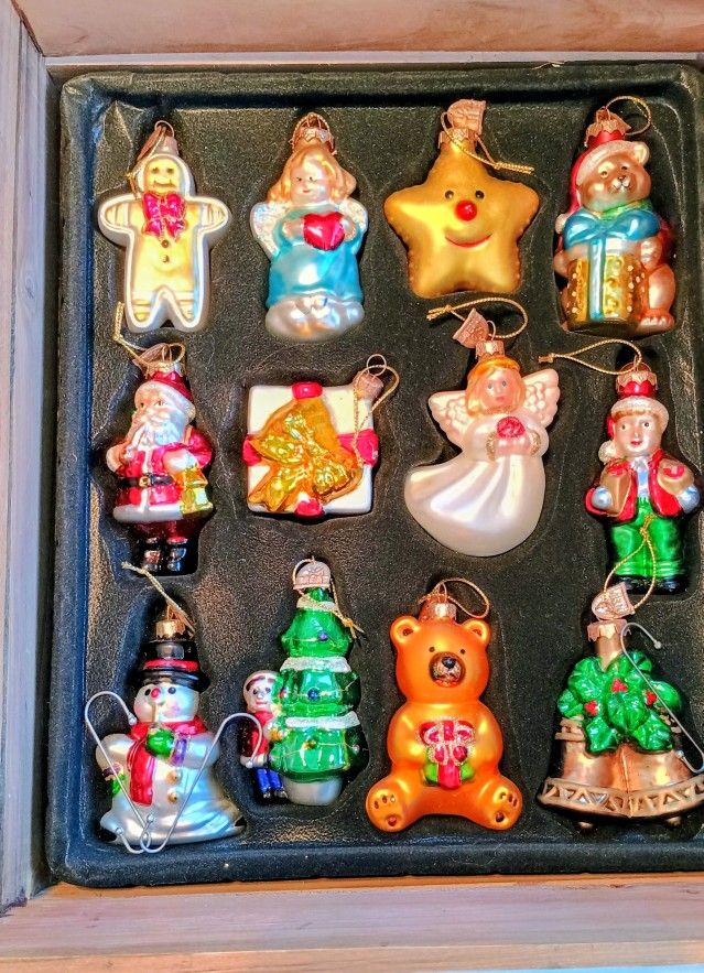 24 Thomas Picconi 2002 Christmas Ornament Collection