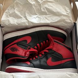 Air Jordan 1 Mid Fire Red Men’s Size 10.5