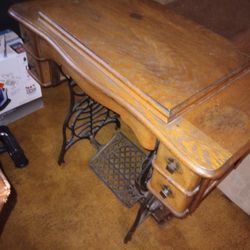 Antique Foot Peddle Sewing Machine 