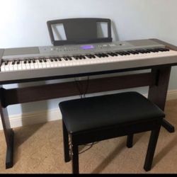 Beautiful Yamaha PortableGrand DGX-640