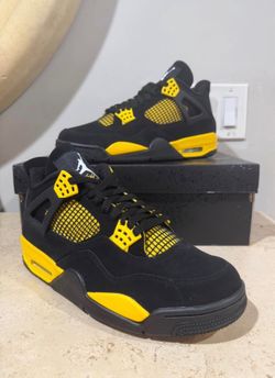 Brand New Jordan 4 thunder size 10 Men