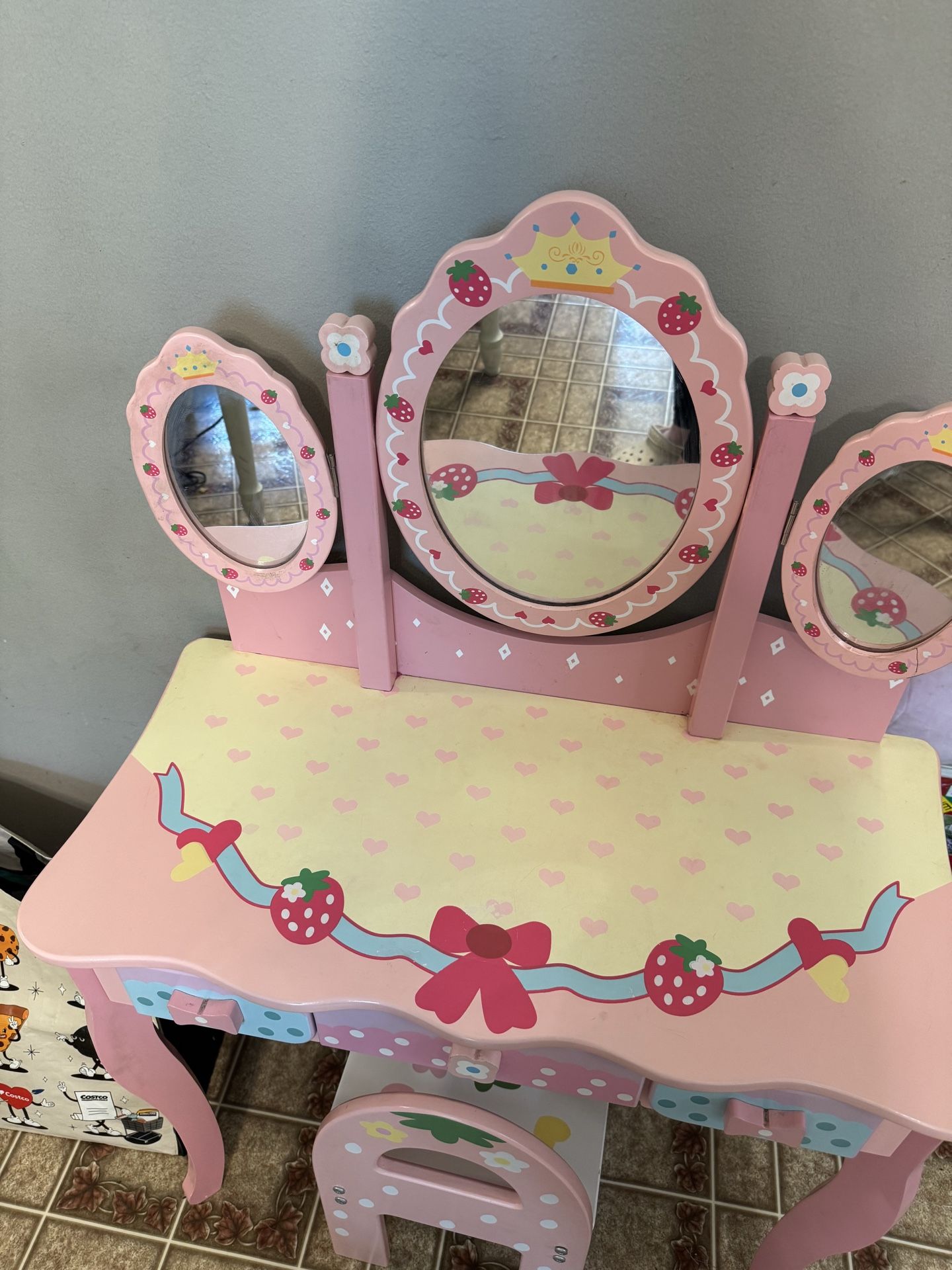 Kids vanity